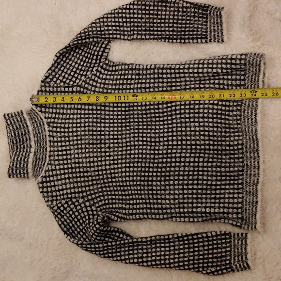 Cyrus fuzzy black and white sweater size small - Picture 4 of 7